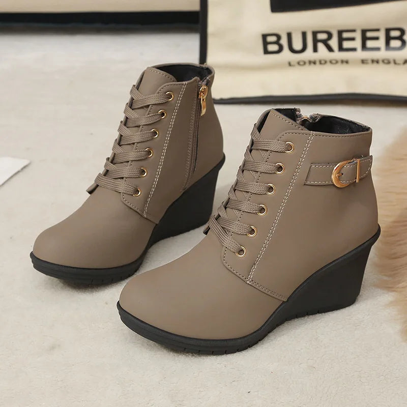 Bota Vittara™ com Salto Anabela e Zíper Lateral / Praticidade Para Calçar E Sair Sem Complicação