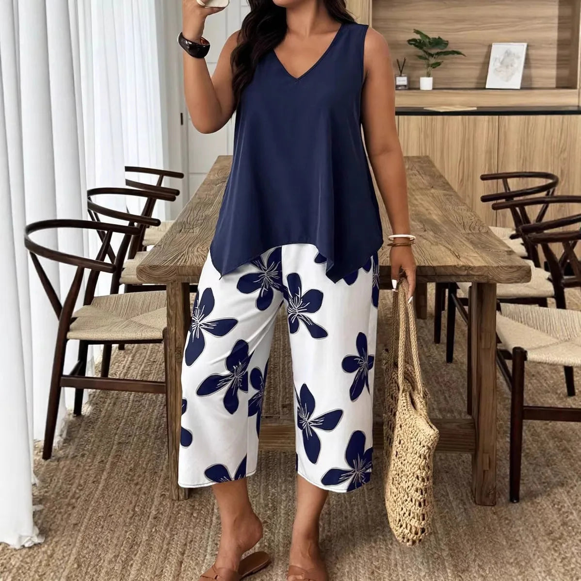 Conjunto Nerina™ com Blusa Assimétrica sem Mangas e Calça Pantacourt de Estampa Floral
