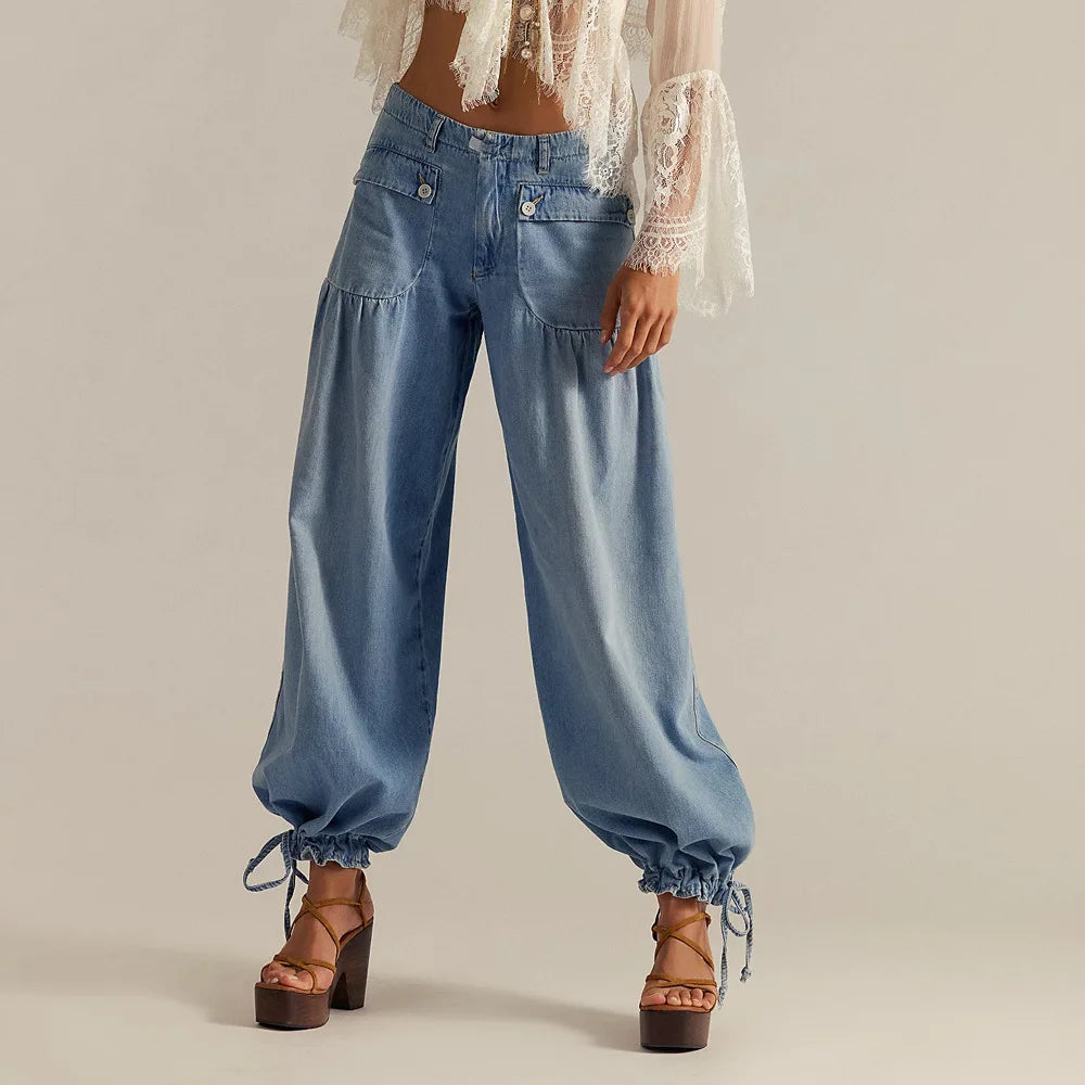Calça Jeans Carmelie™ com Recortes Franzidos, bolsos frontais com aba e Barra Ajustada com Amarração