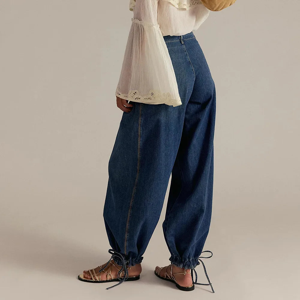 Calça Jeans Carmelie™ com Recortes Franzidos, bolsos frontais com aba e Barra Ajustada com Amarração