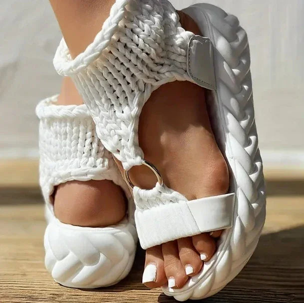 Sandália Livorno™ com Tiras em Tricô Artesanal e Solado Confort / Estilo Natural com Toque Contemporâneo para Seus Dias de Leveza!