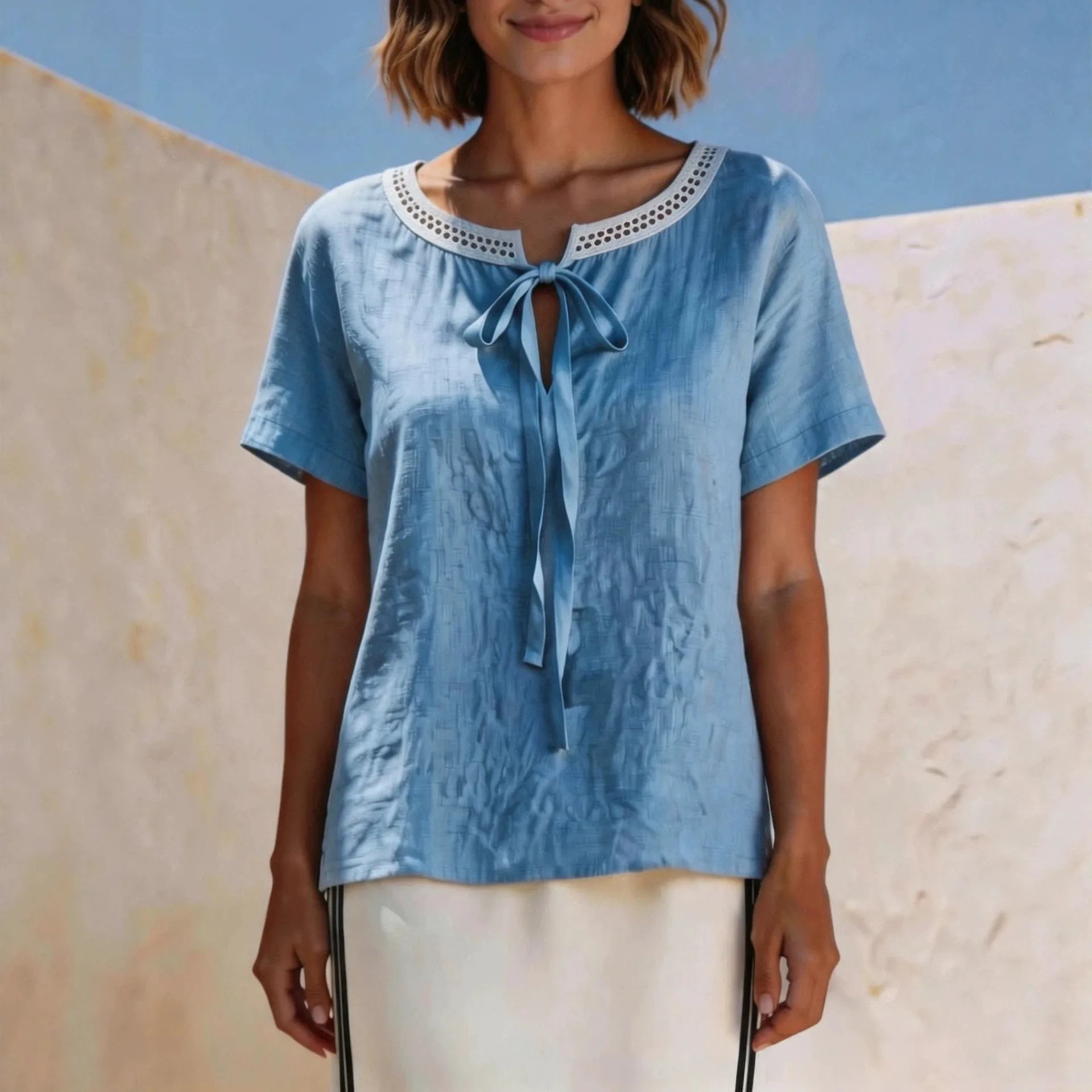 Blusa Valisse™ com Amarração em Laço e Acabamento Vazado no Decote