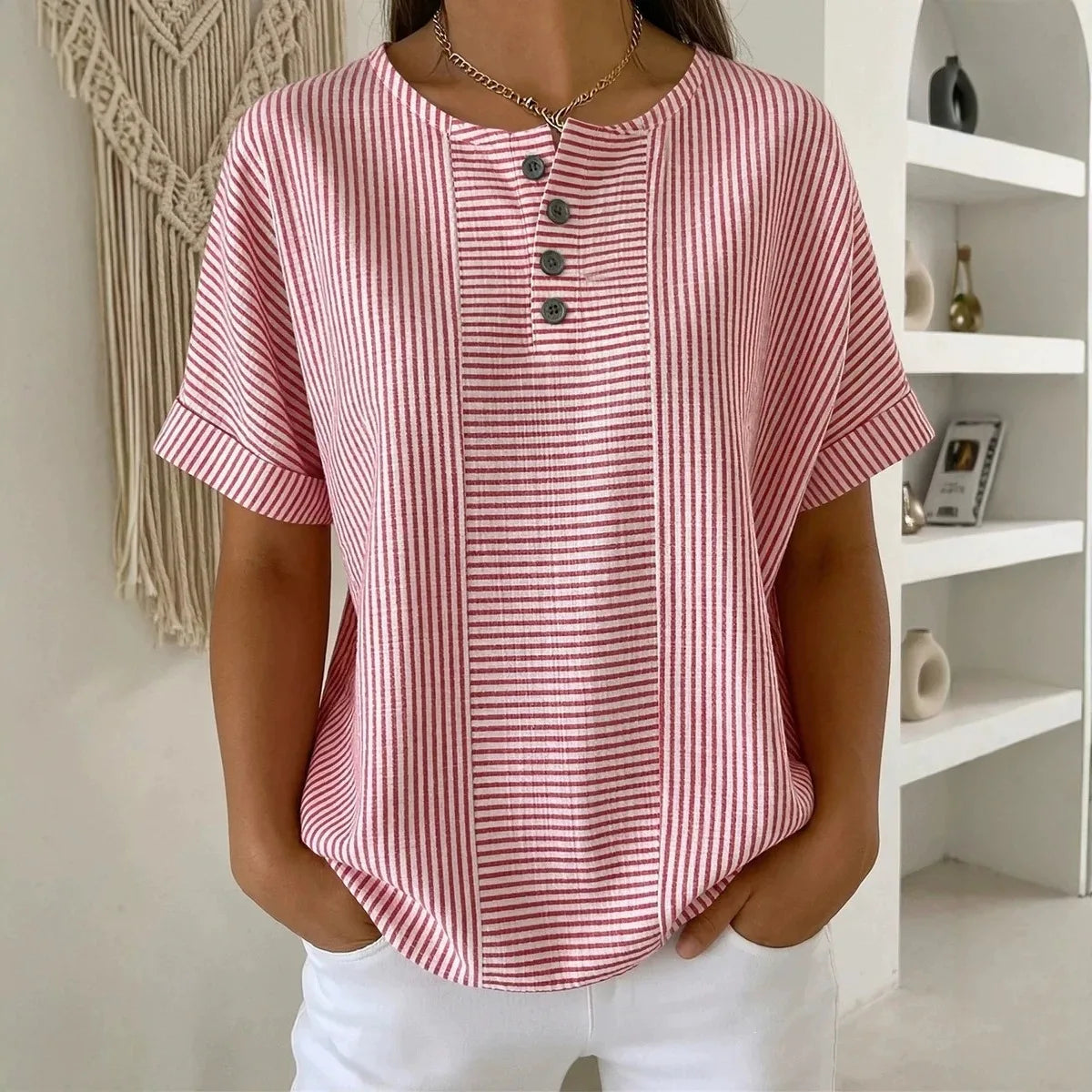 Camiseta Euddora™ Com Listras Delicadas e Botões Frontais