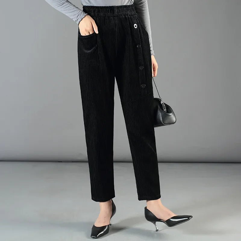 Calça Velvet™ em Veludo Forrado com Botões Decorativos / Aconchego e Estilo nos Dias Frios!
