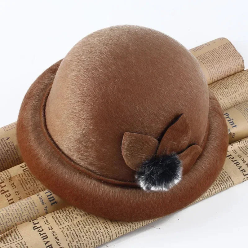 [COMPRE 1 E LEVE 3] Chapéu Clémence™ Em Pele de Raposa Sintética e Silhueta Clássica / Um Toque Retrô que Celebra a Feminilidade Atemporal
