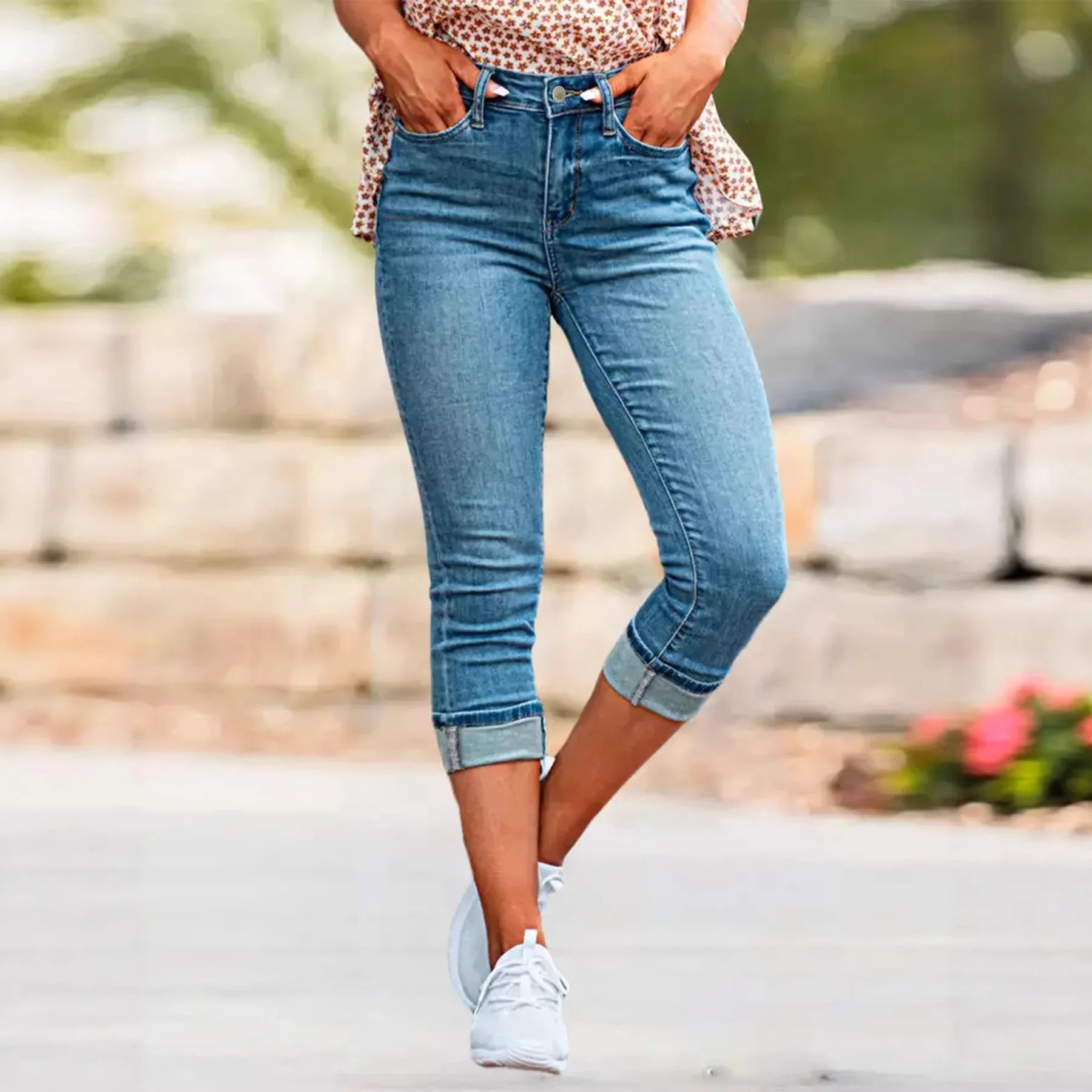 Calça Jeans Aveline™ com Modelagem Capri e Barra Dobrada / Um Jeans Leve Para Renovar O Visual