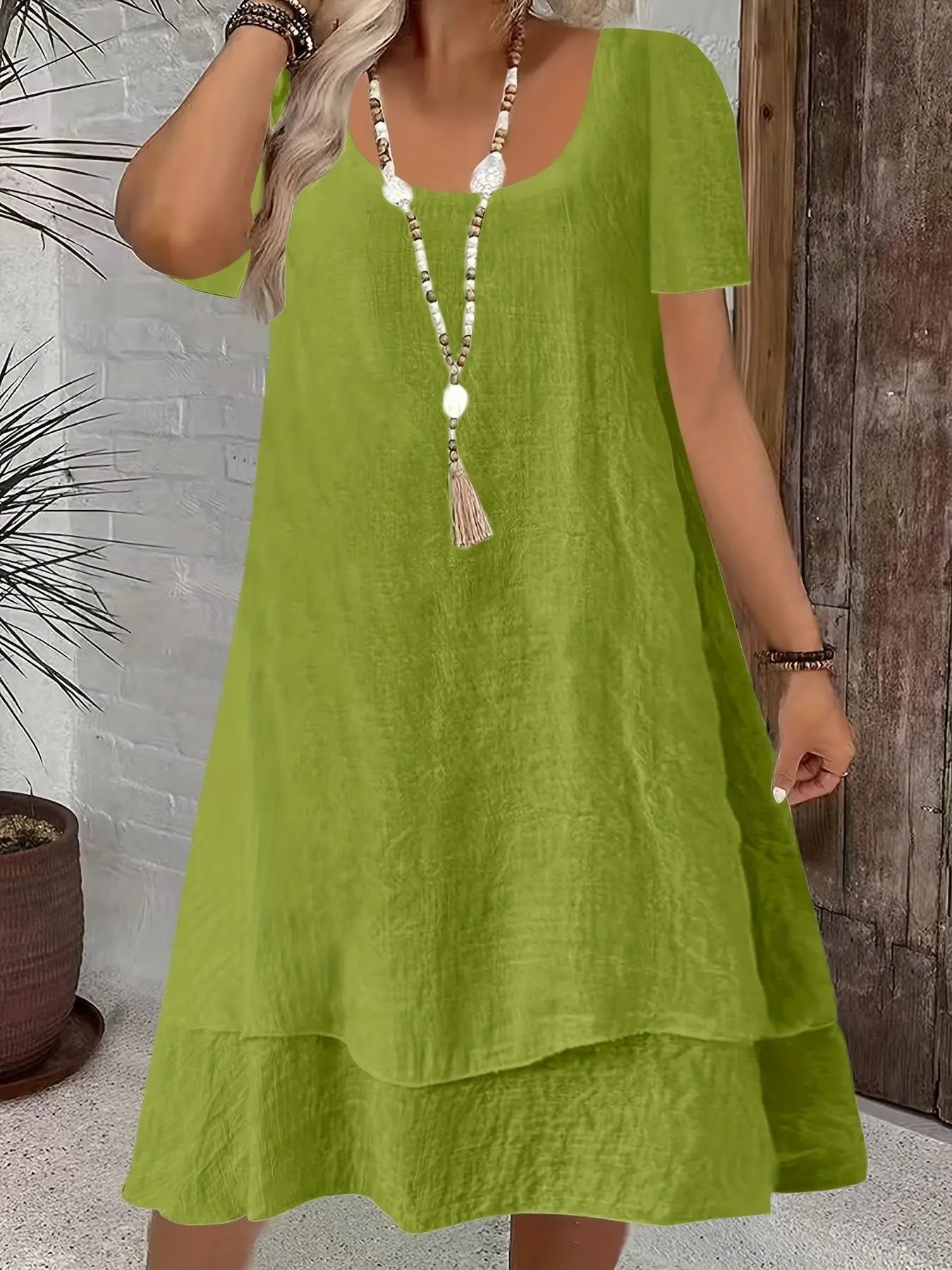 Vestido Midi Martina™ com Decote Elegante, Mangas Curtas e Saia Evasê com Camadas