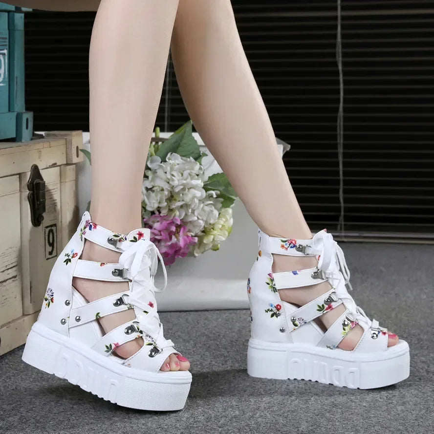 Sandália Bellagio™ com Estampa Floral e Plataforma Estilosa / O Equilíbrio Perfeito entre Ousadia, Conforto e Estilo para Mulheres que se Destacam!