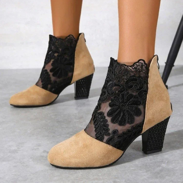 Bota Cano Curto Mirabelle™ em Renda e Salto Bloco / Feminilidade e Estilo sem Comprometer o Conforto!