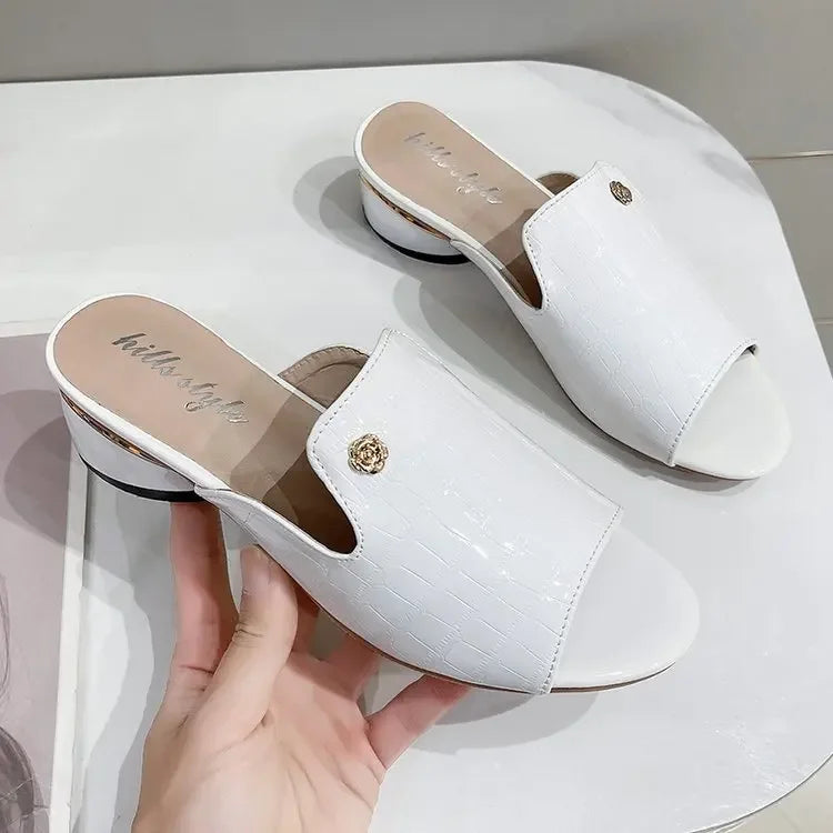Mule Croco Bella™ Em Couro Texturizado com Salto Bloco Baixo / Um Toque de Glamour para Suas Produções!