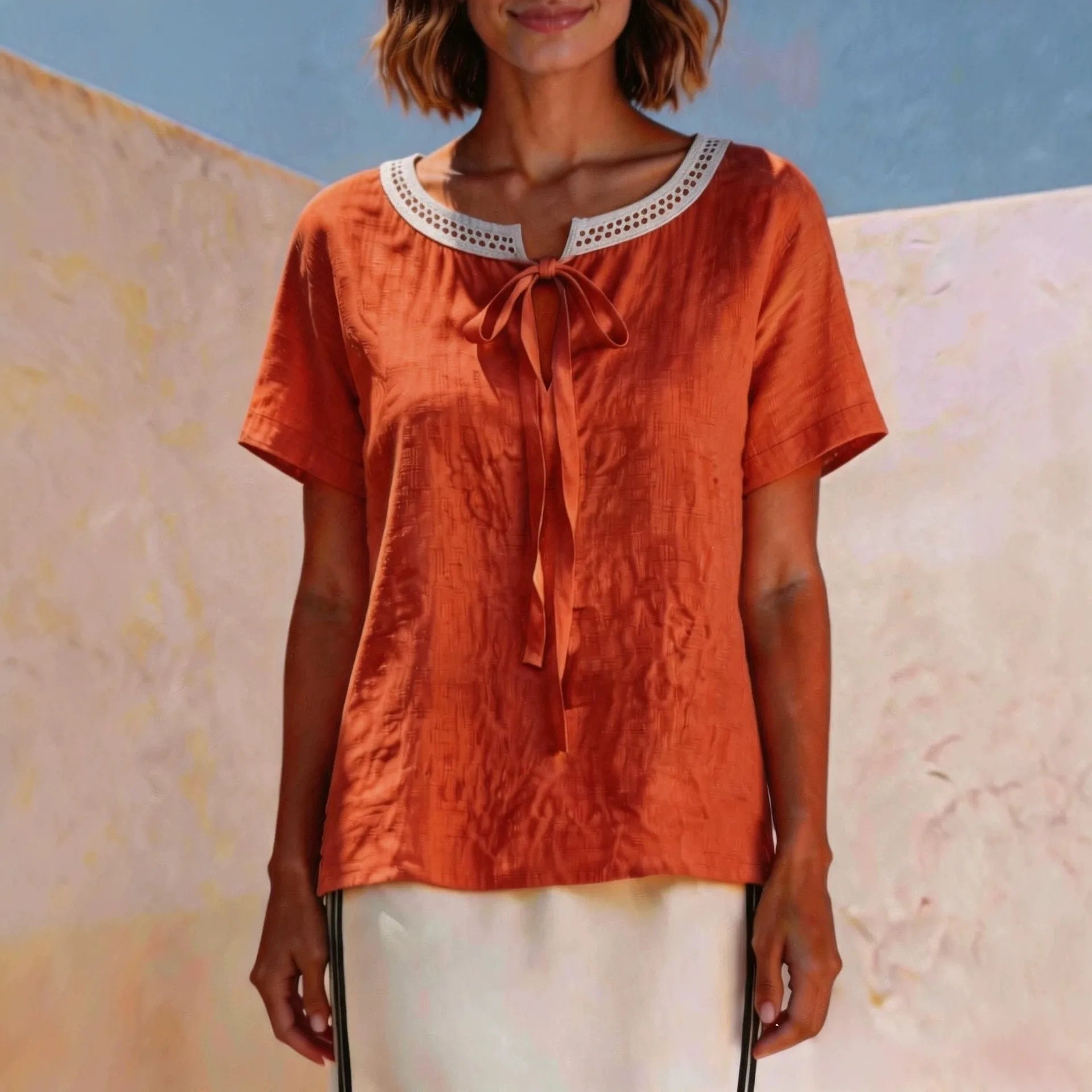 Blusa Valisse™ com Amarração em Laço e Acabamento Vazado no Decote