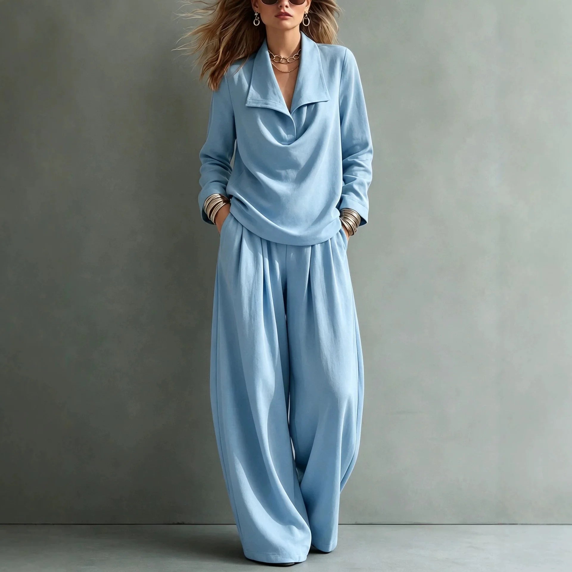 Conjunto Santorini™ com Blusa de Gola Ampla e Calça de Caimento Fluido / Do Dia à Noite com uma Composição Leve e Refinada.
