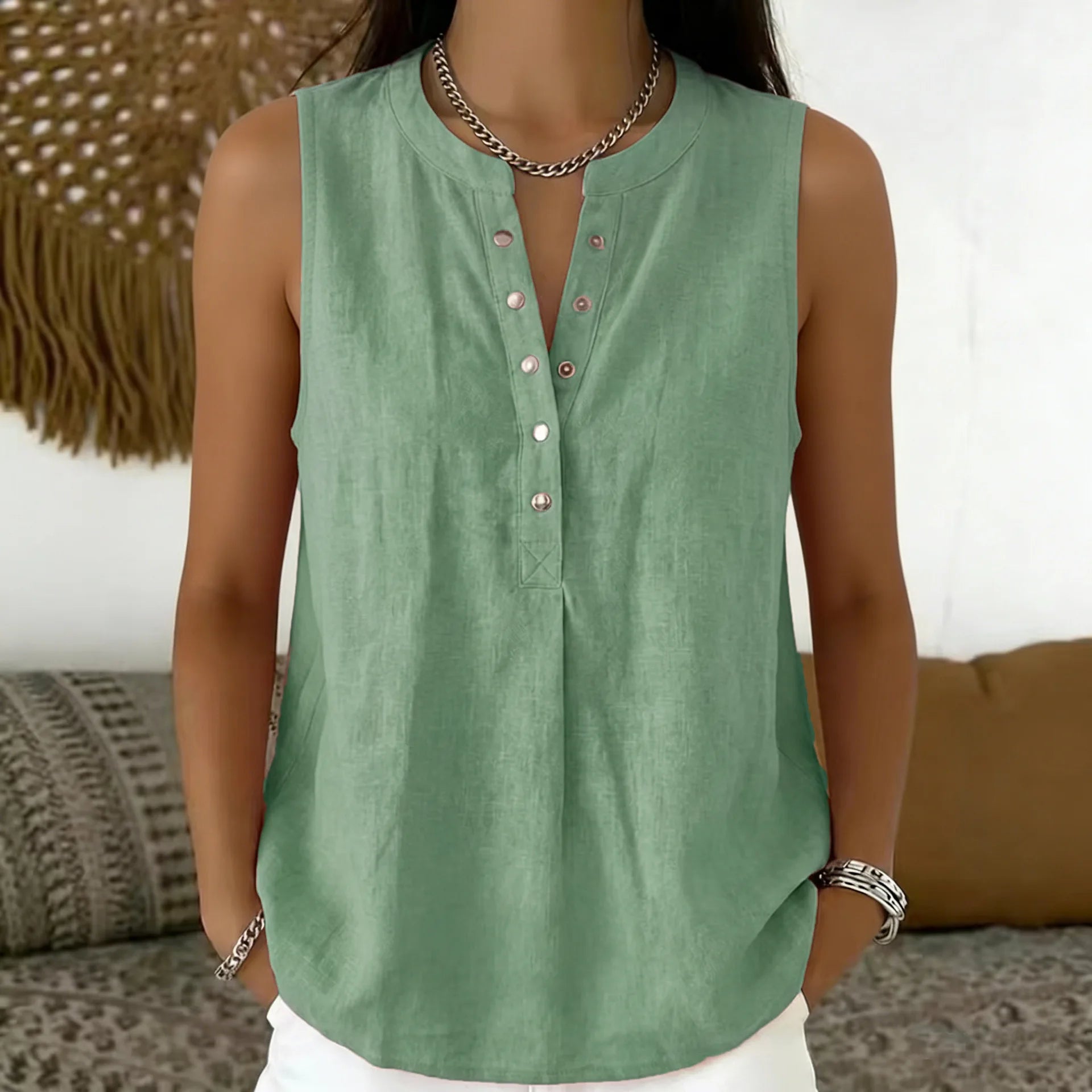 Blusa Larissa™ com Gola Redonda, Abotoamento Frontal e Modelagem Sem Mangas / Versátil Para Diferentes Looks