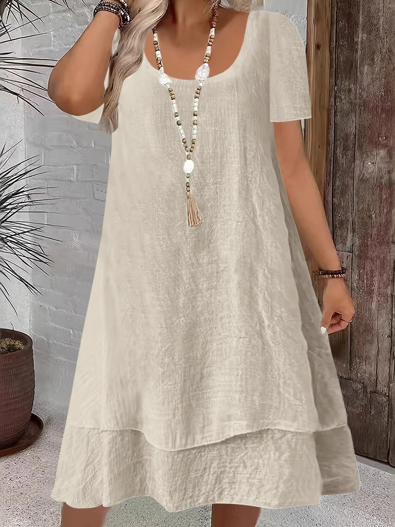 Vestido Midi Martina™ com Decote Elegante, Mangas Curtas e Saia Evasê com Camadas