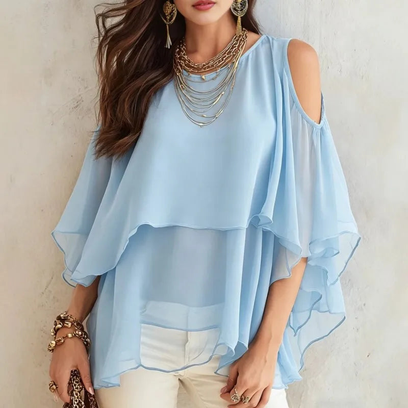 Blusa Isabele™ com Mangas Fluidas, Ombros Vazados e Babados