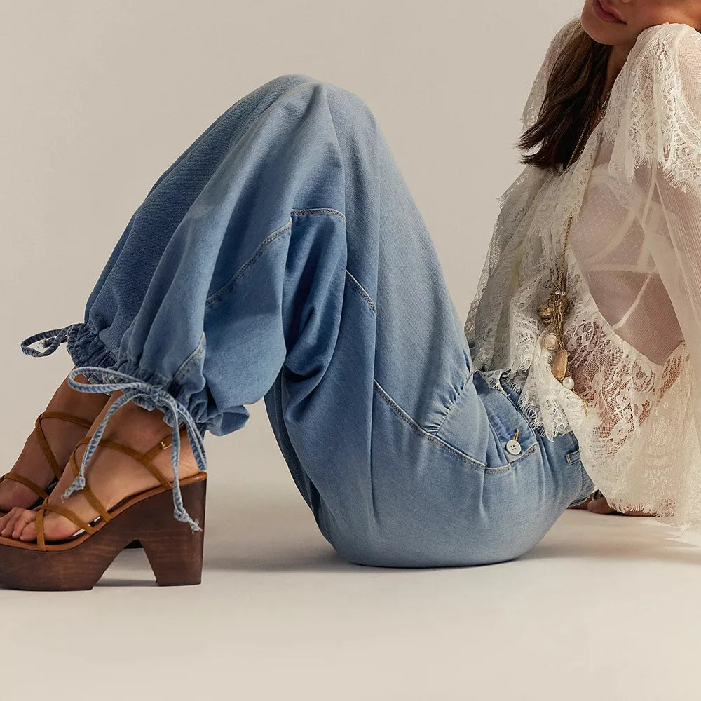 Calça Jeans Carmelie™ com Recortes Franzidos, bolsos frontais com aba e Barra Ajustada com Amarração
