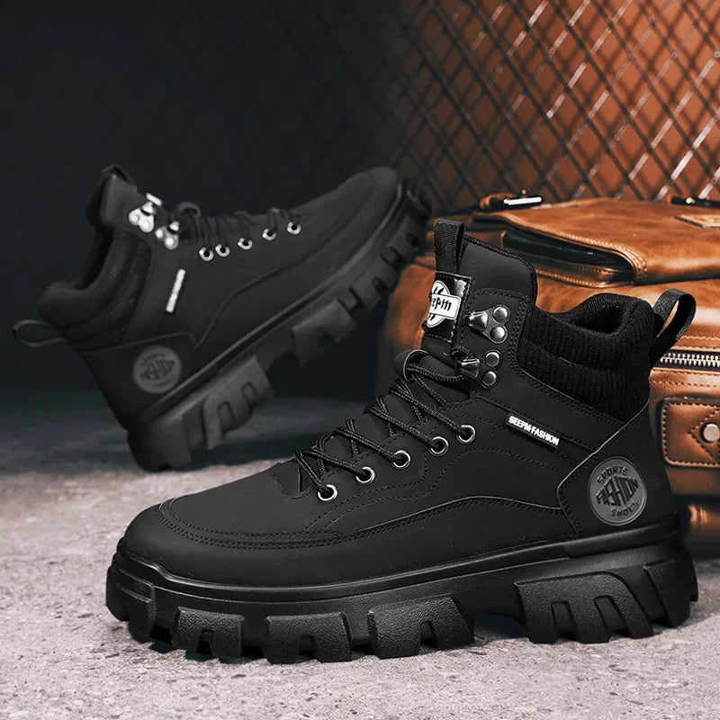 Bota Highlander™ com Solado Antiderrapante e Design Tático / Estilo Robusto e Conforto de Verdade para Encarar Qualquer Caminho!