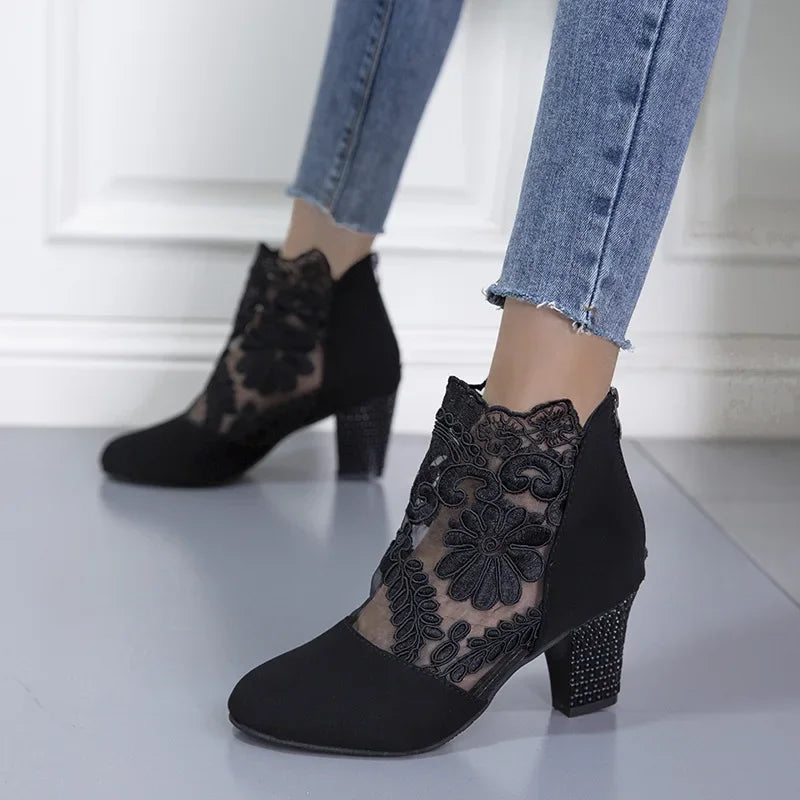 Bota Cano Curto Mirabelle™ em Renda e Salto Bloco / Feminilidade e Estilo sem Comprometer o Conforto!