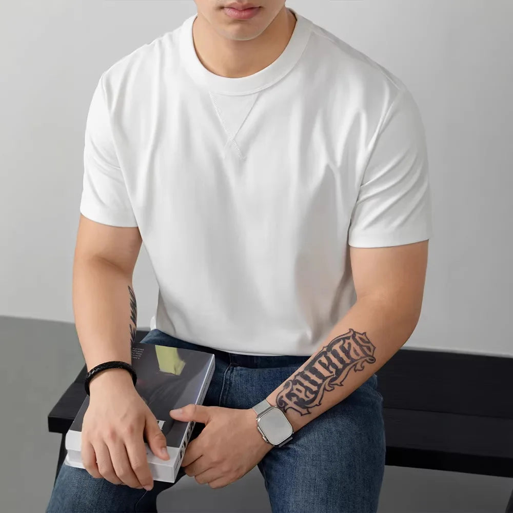 Camiseta Louis™ em Malha Premium com Gola Redonda Canelada