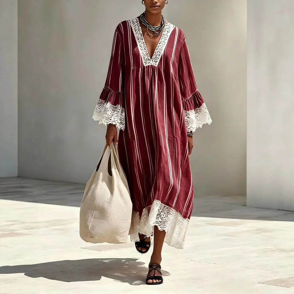 Vestido Lysandra™ com Listras Verticais Delicadas e Acabamento em Renda Contrastante / Detalhes Que Alongam o Visual e Trazem Mais Delicadeza