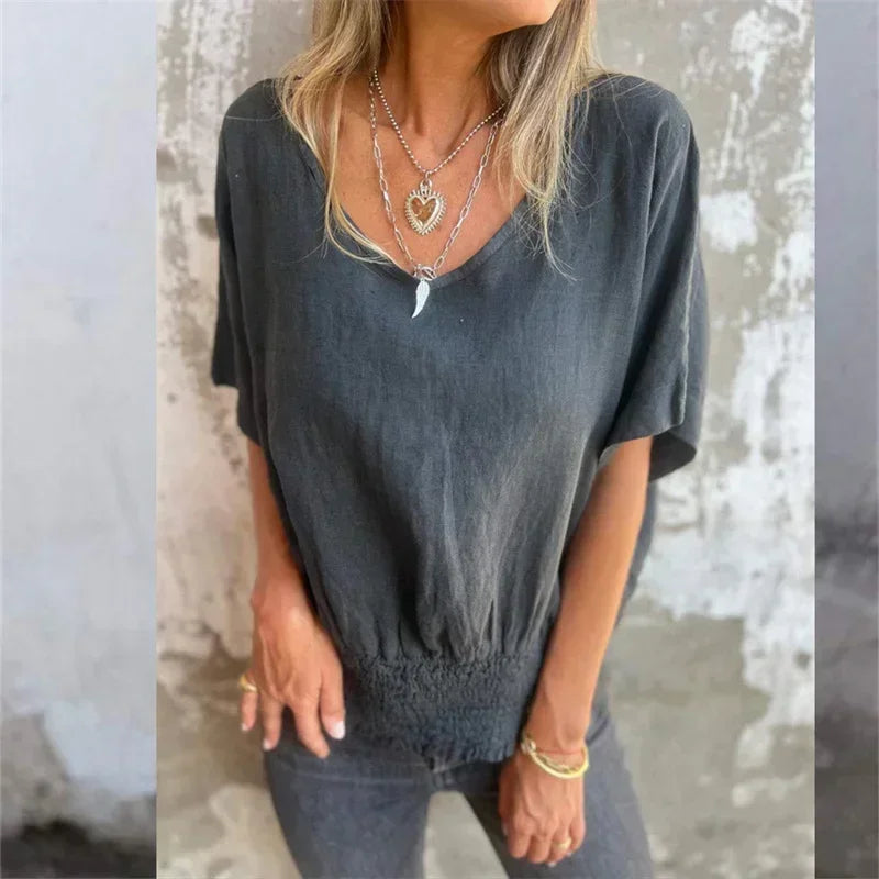 [COMPRE 1 E LEVE 2] Blusinha Teresa™ em Linho de Algodão com Gola V e Detalhe na Barra / Envolva-se em Conforto e Sinta-se Especial em Cada Momento!