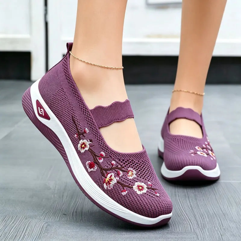 Tênis Mary Jane Rosalie™ com Malha Respirável e Detalhes Florais Bordados / Conforto Leve com Um Toque Feminino Que Faz Toda a Diferença