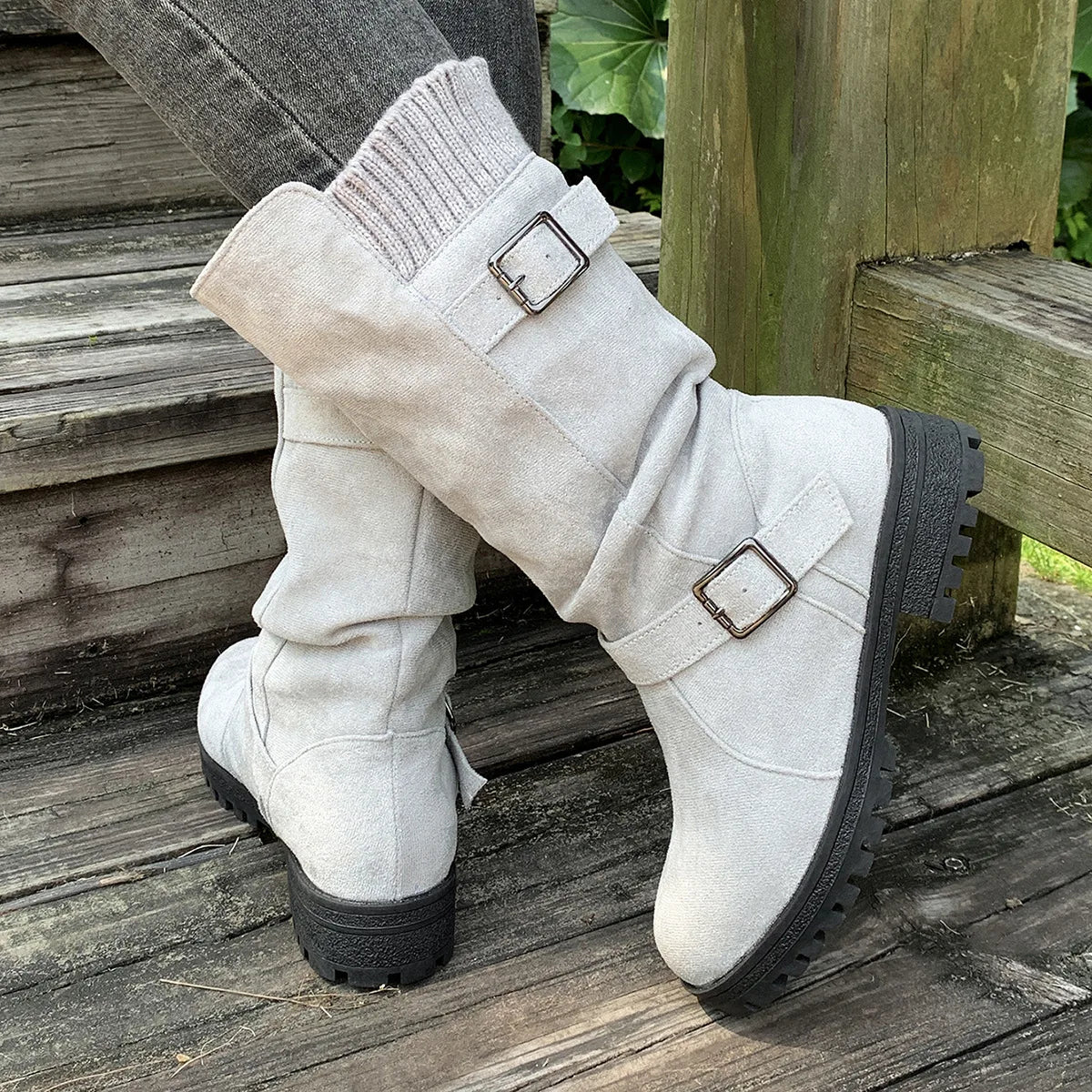 Bota Montelle™ com Cano Médio, Fivelas Laterais e Solado Tratorado
