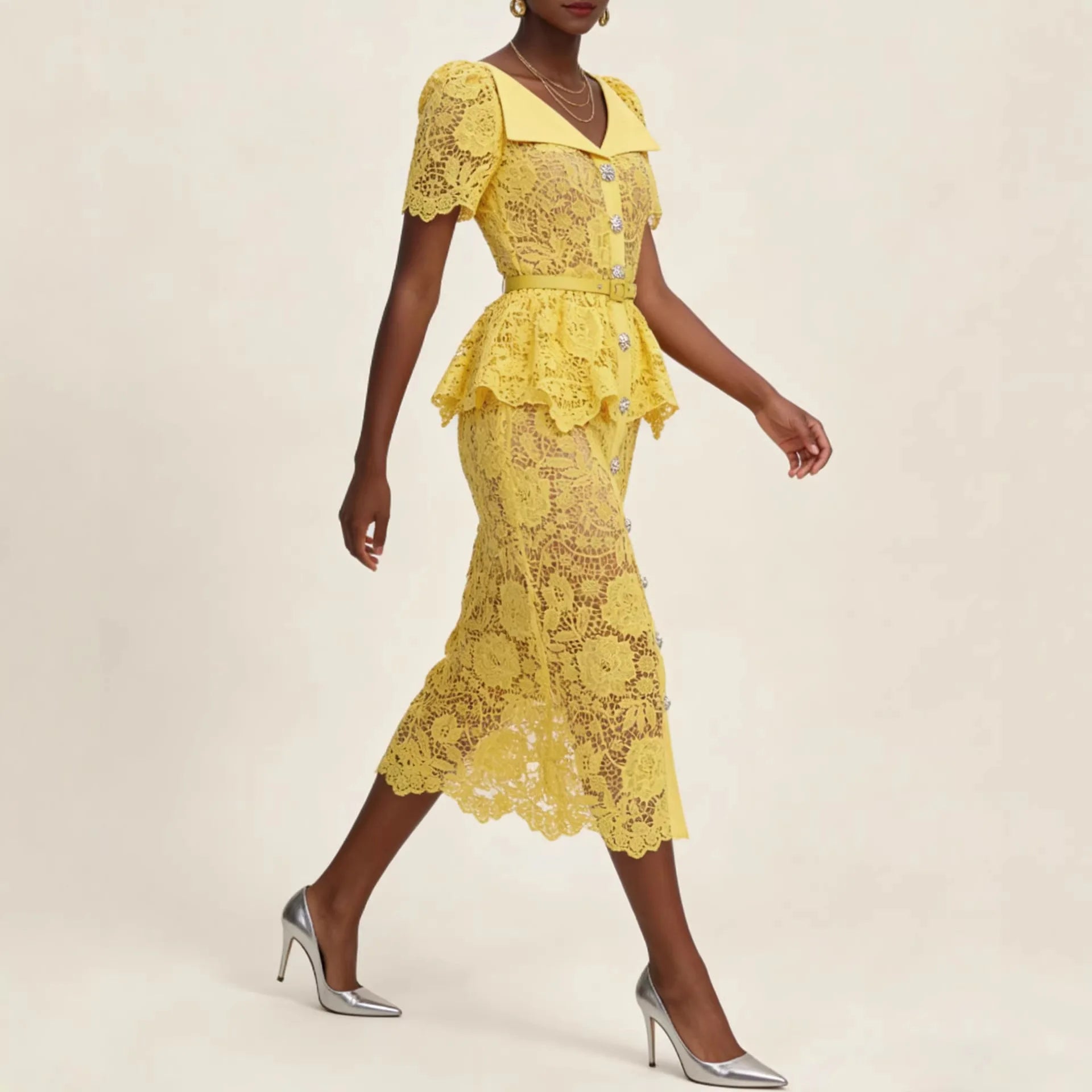 Vestido Marivelle™ com Renda Floral, Peplum e Botões Ornamentais / Uma composição refinada para ocasiões que pedem presença.
