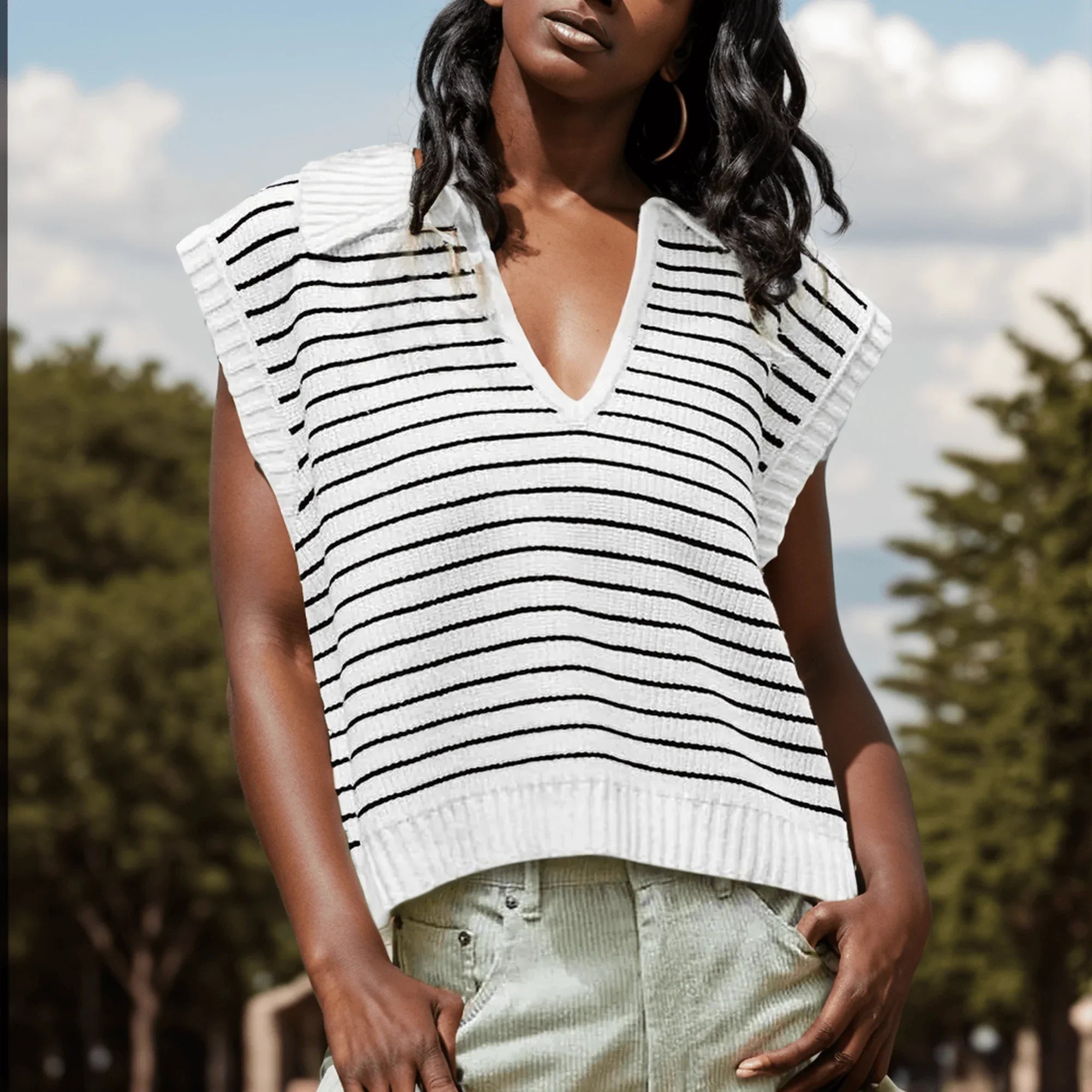 Blusinha Emily™ Estilo Polo com Decote em V / Moda Listrada e Conforto para o seu Dia a Dia! - ModernLar