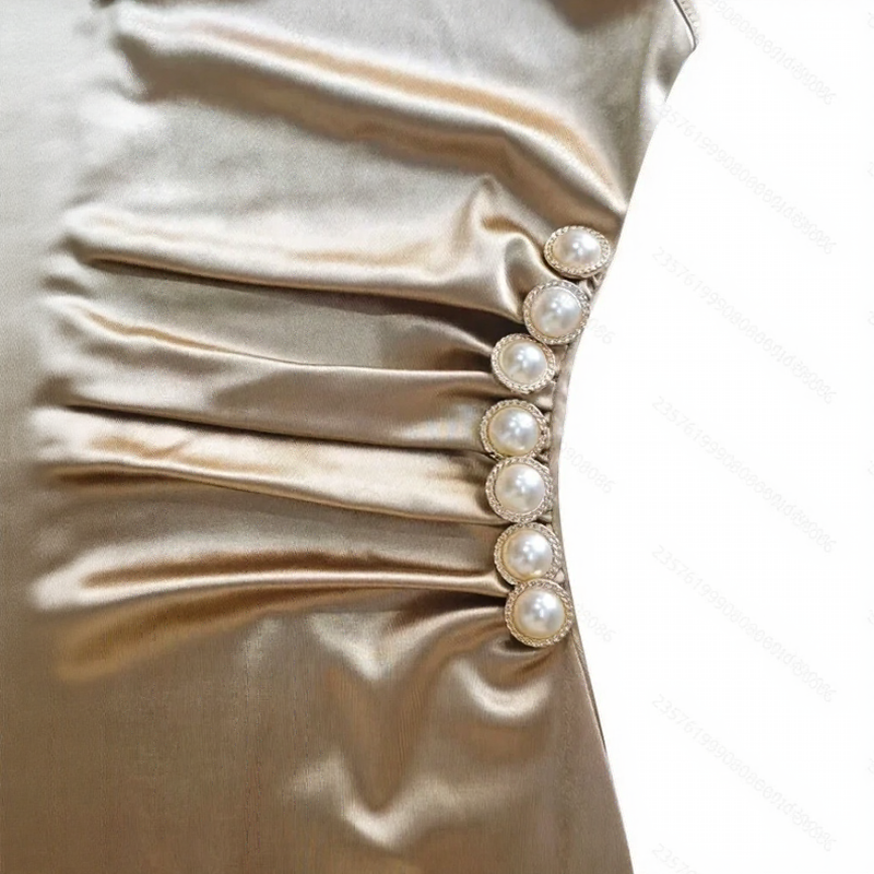 Vestido Vionessa™ em Cetim com Toque Sedoso, Decote Drapeado e Pérolas Laterais / Elegância Que Atrai Todos Os Olhares