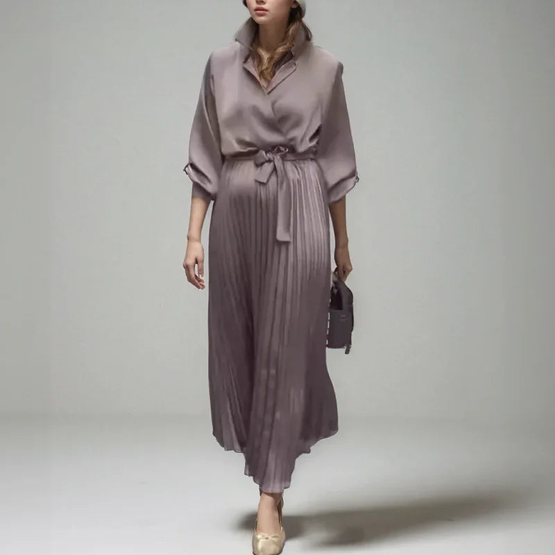 Vestido Lorayne™ em Cetim Plissado  e Gola Chemise / Para Mulheres que Encantam com Sofisticação!