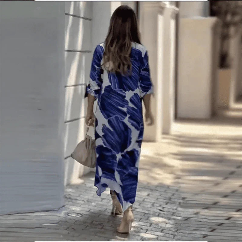 Vestido Letícia™ com Estampa Pincelada Azul e Modelagem Chemise Longa / Arte, Leveza e Sofisticação em Uma Só Peça!