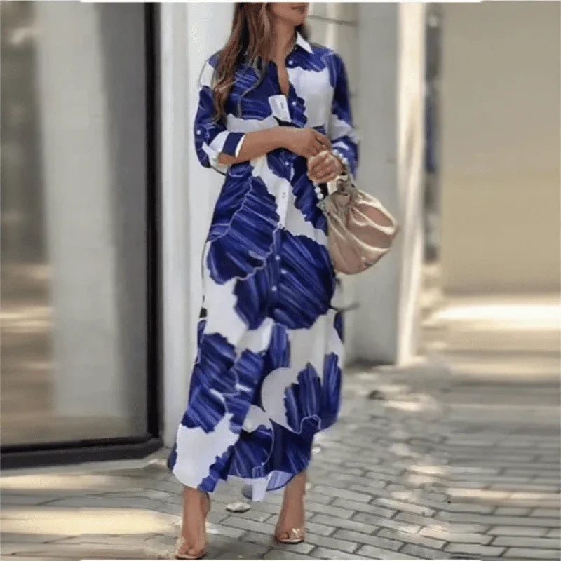 Vestido Letícia™ com Estampa Pincelada Azul e Modelagem Chemise Longa / Arte, Leveza e Sofisticação em Uma Só Peça!