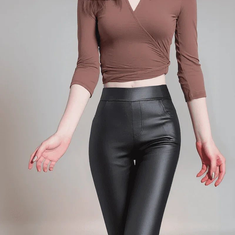 Calça Lunna™  Em Couro e Cintura Alta e Interior Térmico / Elegância e Conforto que se Moldam ao Seu Corpo!