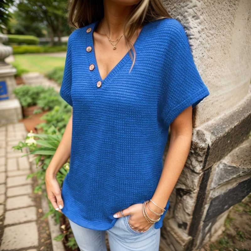 Blusinha Artesanal Marcelline™ em Malha Texturizada com Botões Decorativos / Conforto e Elegância para Todos os Momentos!