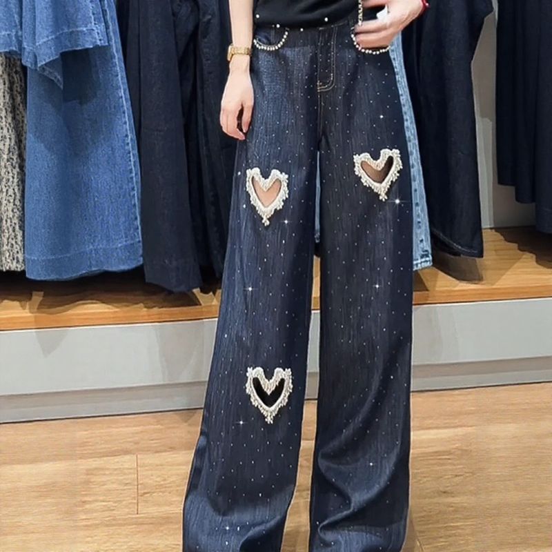 Calça Jeans Feminina Lovely™ com Corações Bordados e Recortes em Pérolas / O Jeans Mais Desejado da Temporada!
