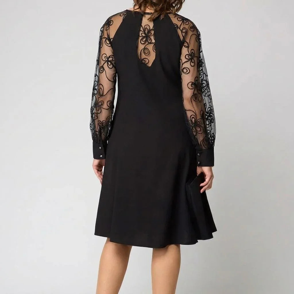 Vestido Madeline™ em Crepe Italiano com Mangas Translucidas