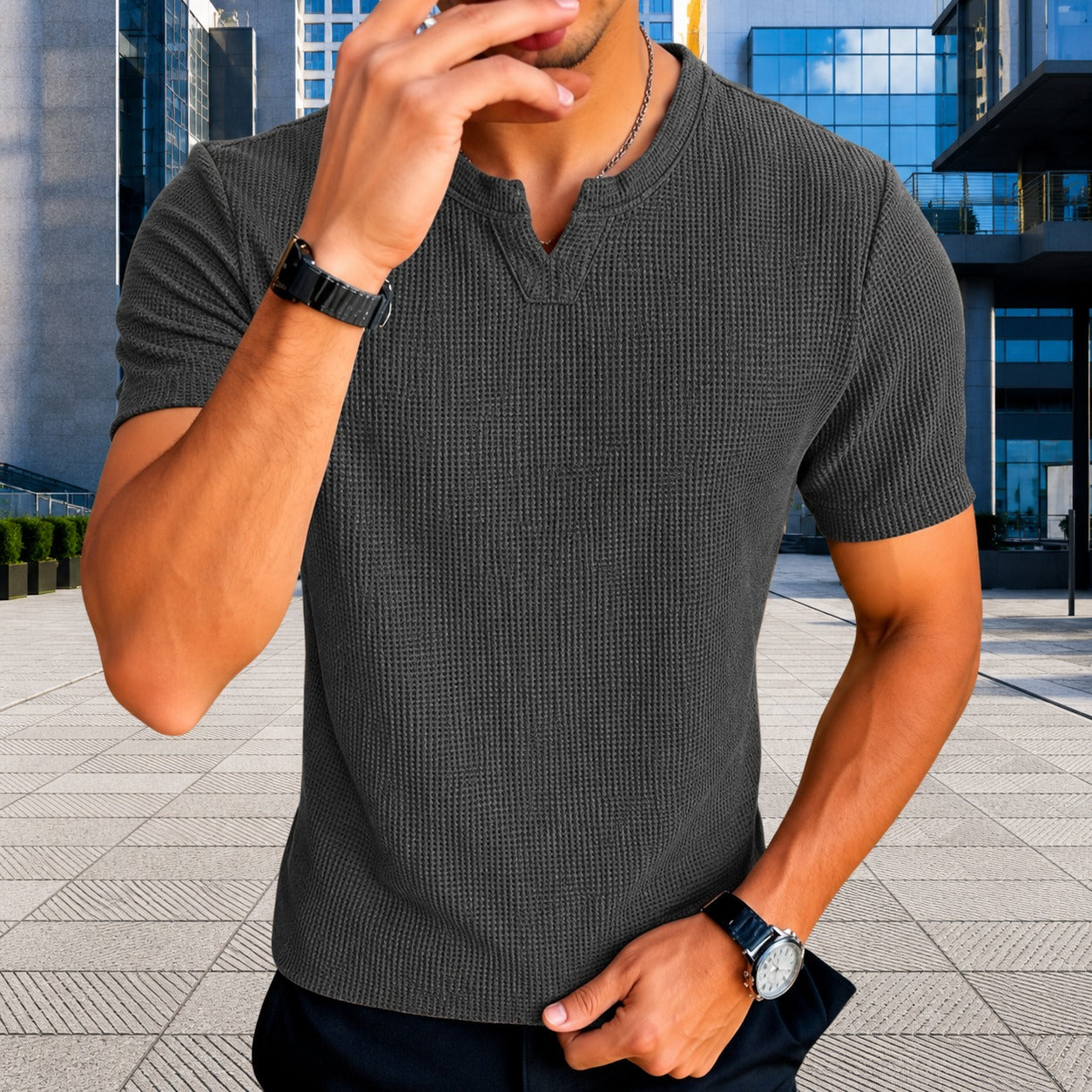 Camiseta Matteo™ em Malha Texturizada com Gola V Recortada