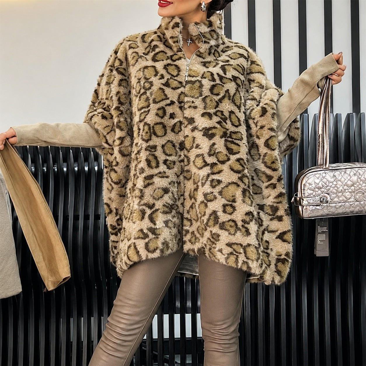 Capa Marais™ com Manga Acoplada e Estampa Animal / Elegância com Volume e Atitude