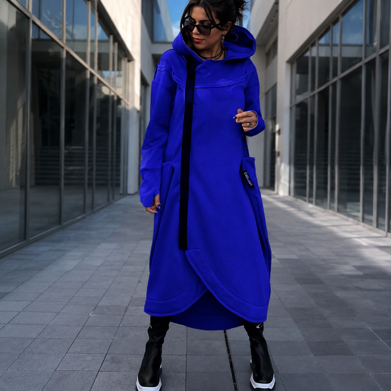 Vestido Linara™ em Moletom Premium com Capuz, Zíper Assimétrico e Punhos com Abertura para o Polegar