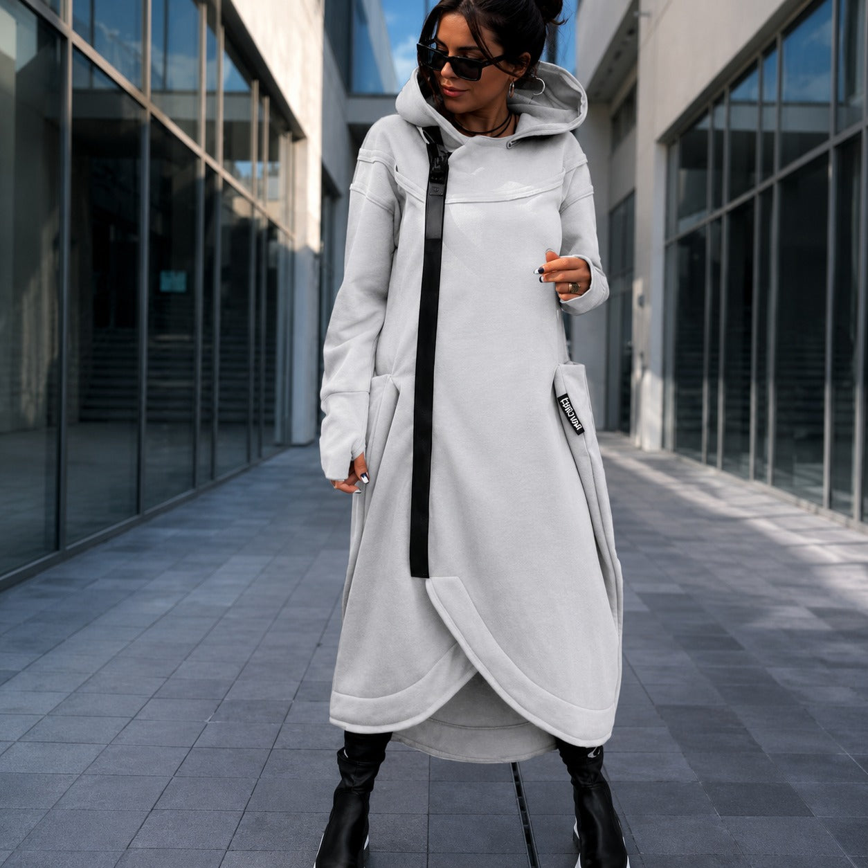 Vestido Linara™ em Moletom Premium com Capuz, Zíper Assimétrico e Punhos com Abertura para o Polegar