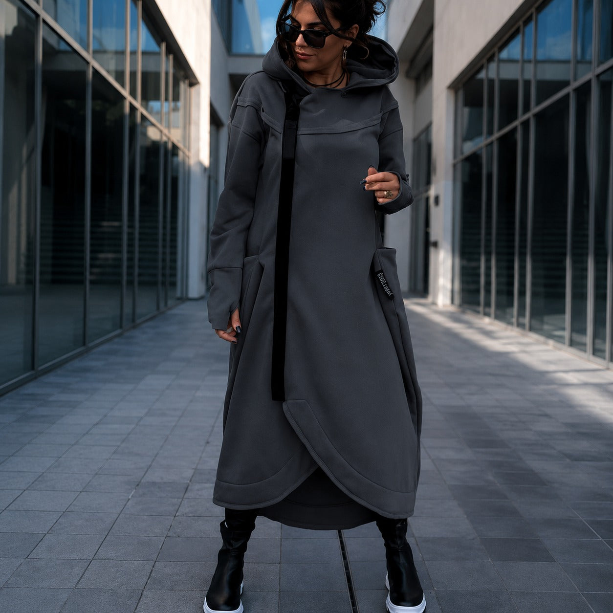 Vestido Linara™ em Moletom Premium com Capuz, Zíper Assimétrico e Punhos com Abertura para o Polegar