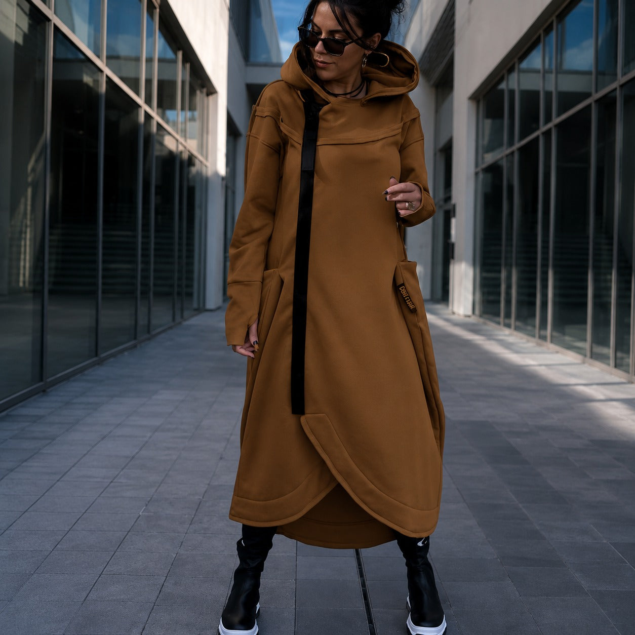 Vestido Linara™ em Moletom Premium com Capuz, Zíper Assimétrico e Punhos com Abertura para o Polegar