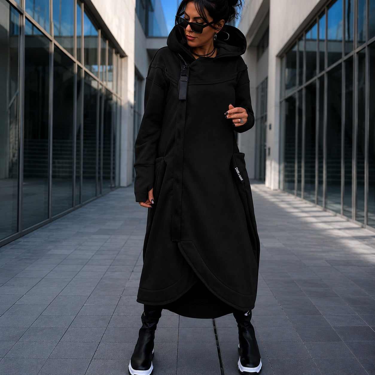Vestido Linara™ em Moletom Premium com Capuz, Zíper Assimétrico e Punhos com Abertura para o Polegar