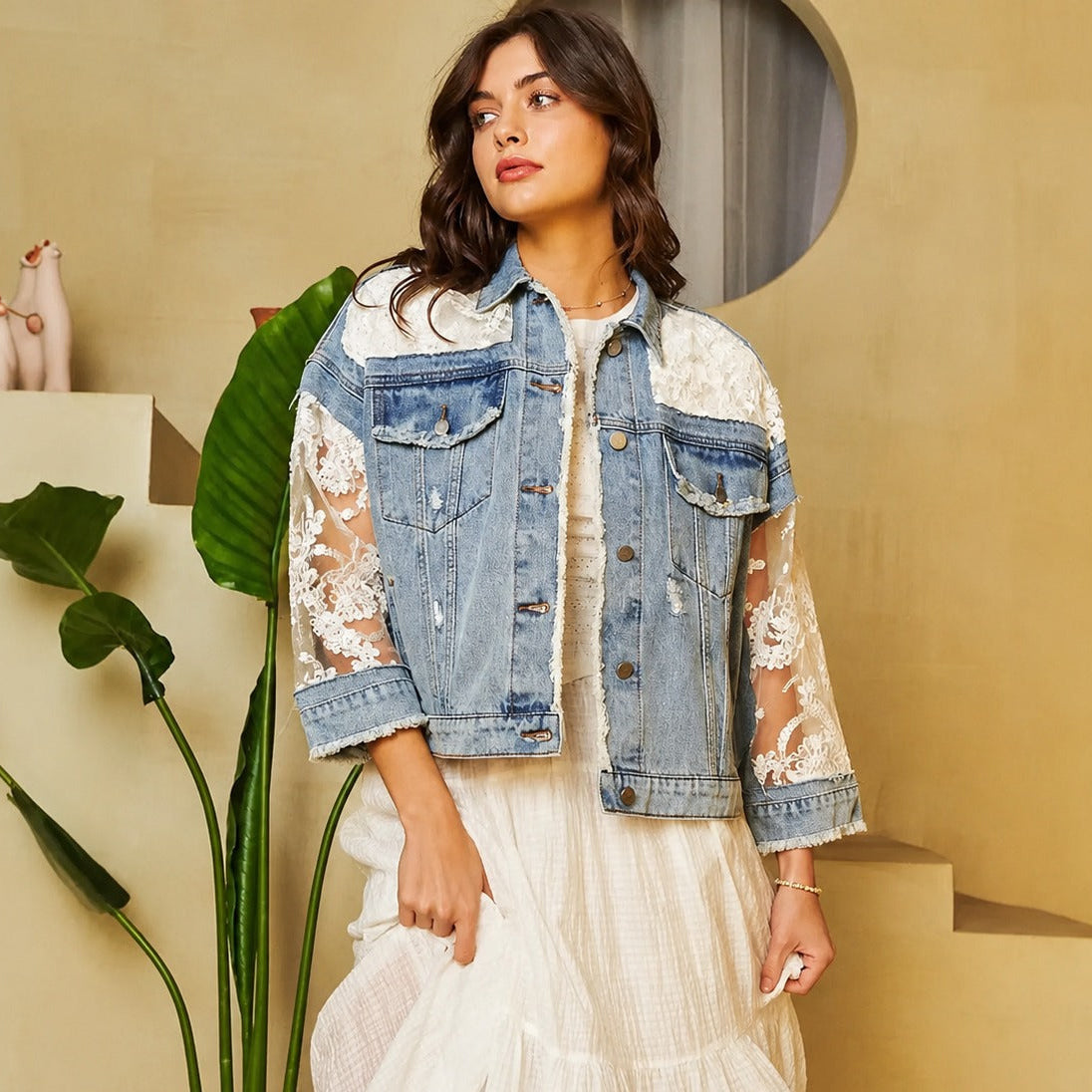 Jaqueta Jeans Monik™ com Rendado Floral Transparente e Acabamento Desfiado