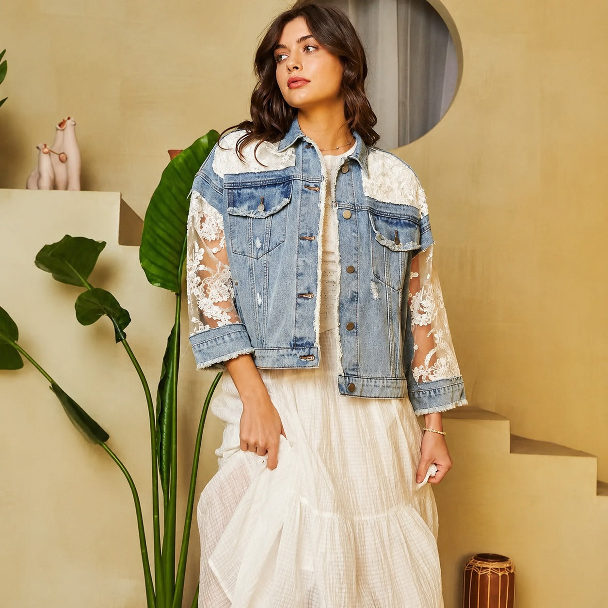 Jaqueta Jeans Monik™ com Rendado Floral Transparente e Acabamento Desfiado