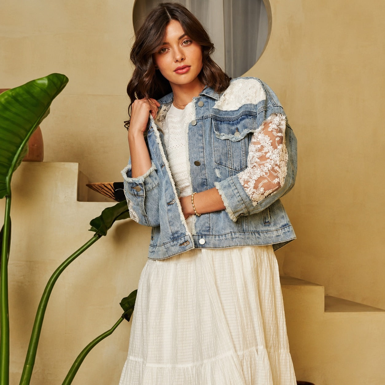 Jaqueta Jeans Monik™ com Rendado Floral Transparente e Acabamento Desfiado