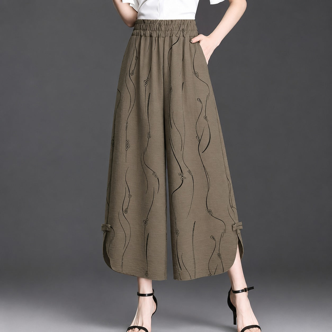 Calça Maristel™ com Estampa Artística e Fendas na Barra / Leveza Que Acompanha Cada Movimento