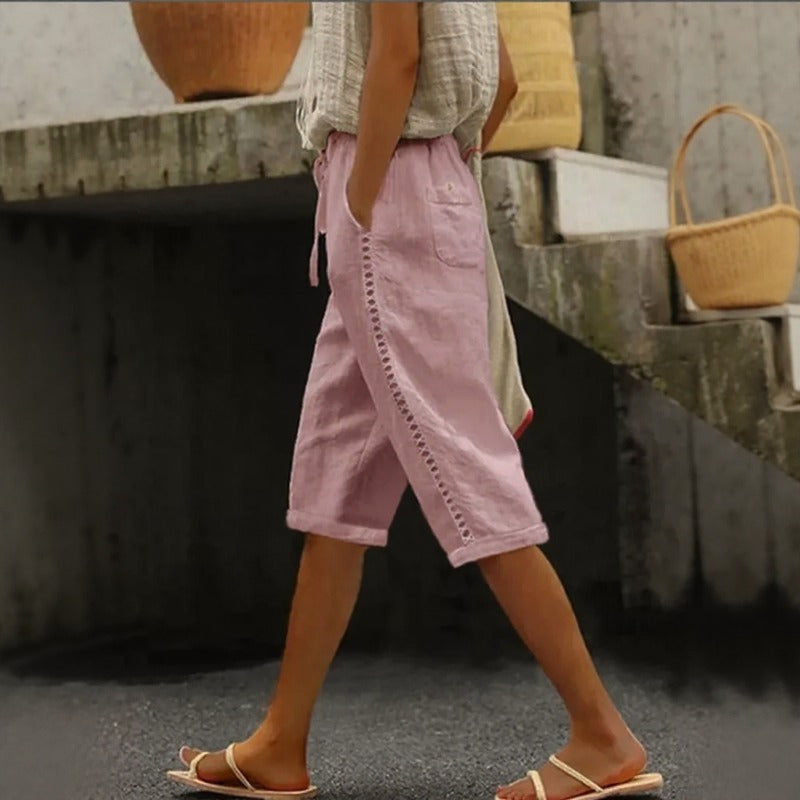 Calça Pantacourt Tavina™ Em Linho de Algodão com Detalhes Vazados na Lateral / Leveza Que Renova O Visual