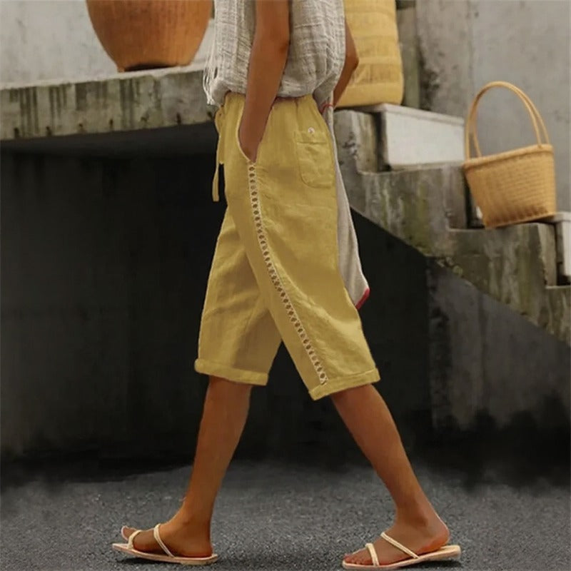 Calça Pantacourt Tavina™ Em Linho de Algodão com Detalhes Vazados na Lateral / Leveza Que Renova O Visual